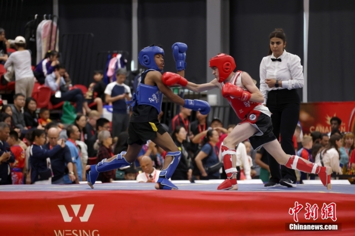 图为两位选手在进行散打项目的比赛。中新社记者 余瑞冬 摄