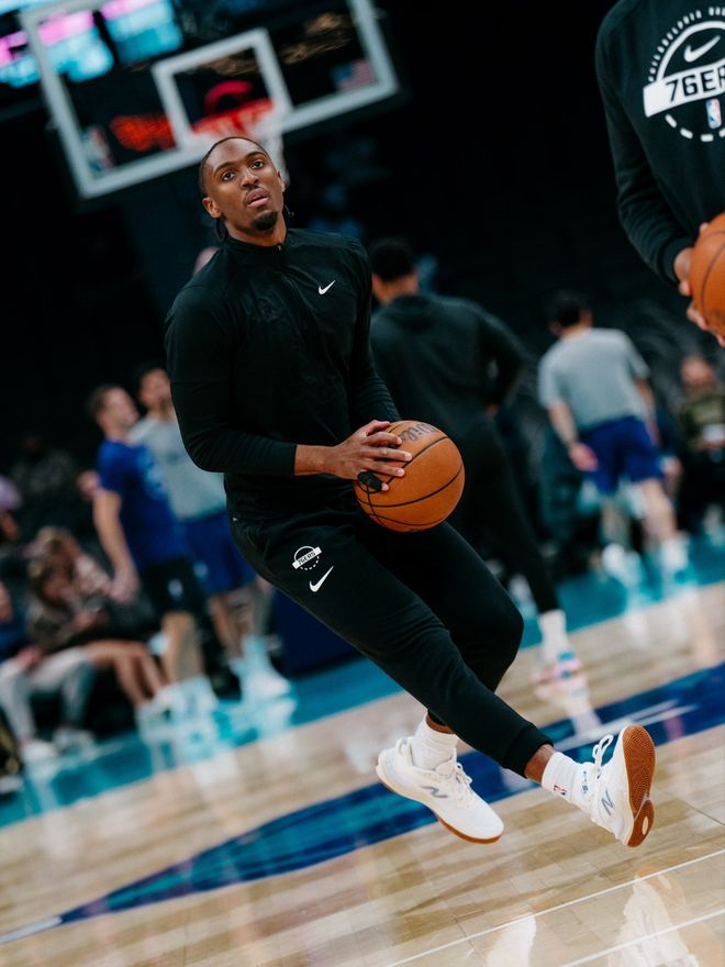 费城76人队客场险胜黄蜂，恩比德马克西联手逆转