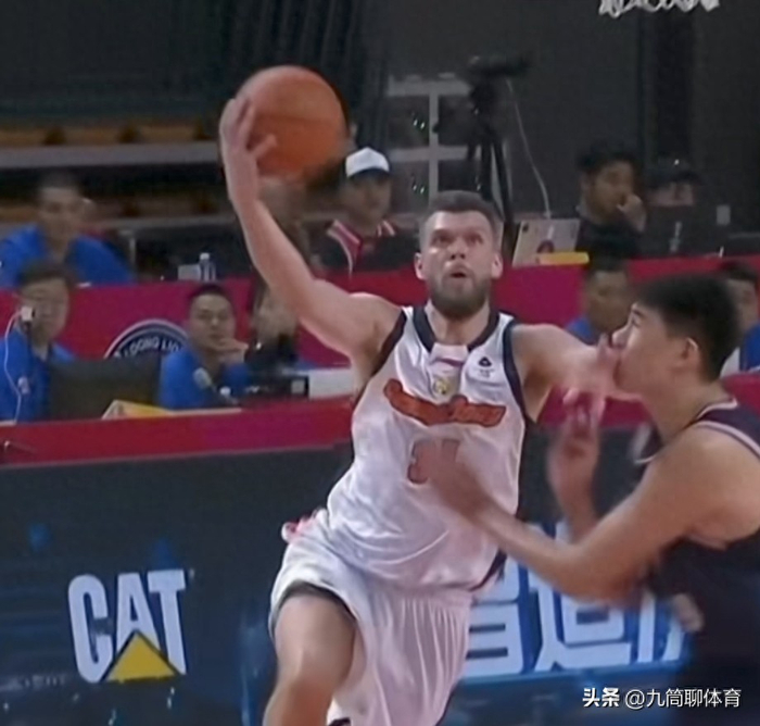 广东男篮双塔组合破广州王牌组合